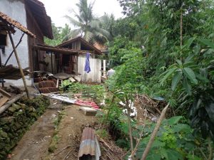 Rumah Terancam Longsor