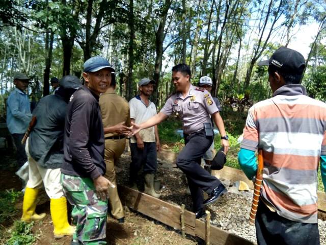 Peletakan Batu Pertama Kegiatan Pembanguan Dana Desa / Foto : Alan Gumay