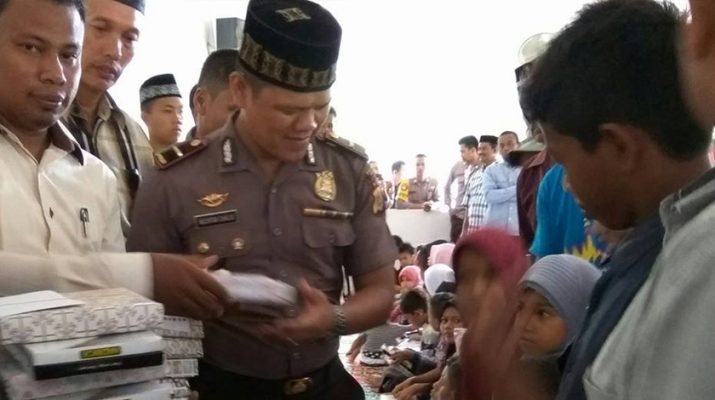 Kapolsek Kecamatan Glumpang Tiga Di Dampingin oleh Keuchik Gampong Jurong Pande menyerahkan santunan anak yatim (Foto Keuchik Jurong Pande)