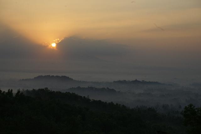 Foto Punthuk Setumbu atau Borobudur Nirwana Sunrise / Suparno / desawisata.web.id/desa/karangrejo