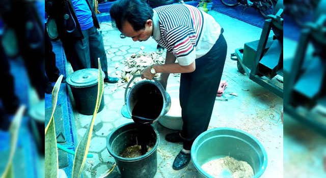 Arif Wibowo, warga Desa Kaliwungu, Jombang, Jatim, pembuat BBM alternatif berbahan baku limbah organik. Hasilnya berupa biopremium dan biosolar yang tidak kalah dengan hasil buatan Pertamina. Foto: Muji Lestari