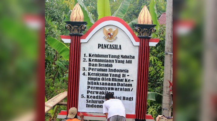 Kerja bakti membangun Tugu Pancasila di salah satu desa yang ada di Kabupaten Ponorogo, Jatim