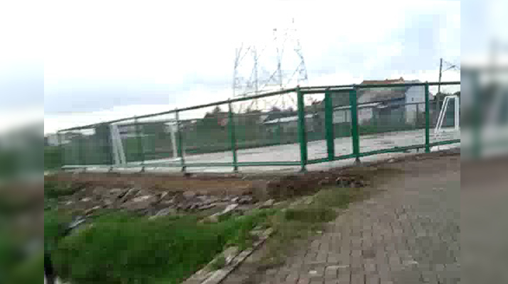 Sungai dan tempat penampungan sampah telah menjadi lapangan futsal / Foto : Su'ud Khadafi