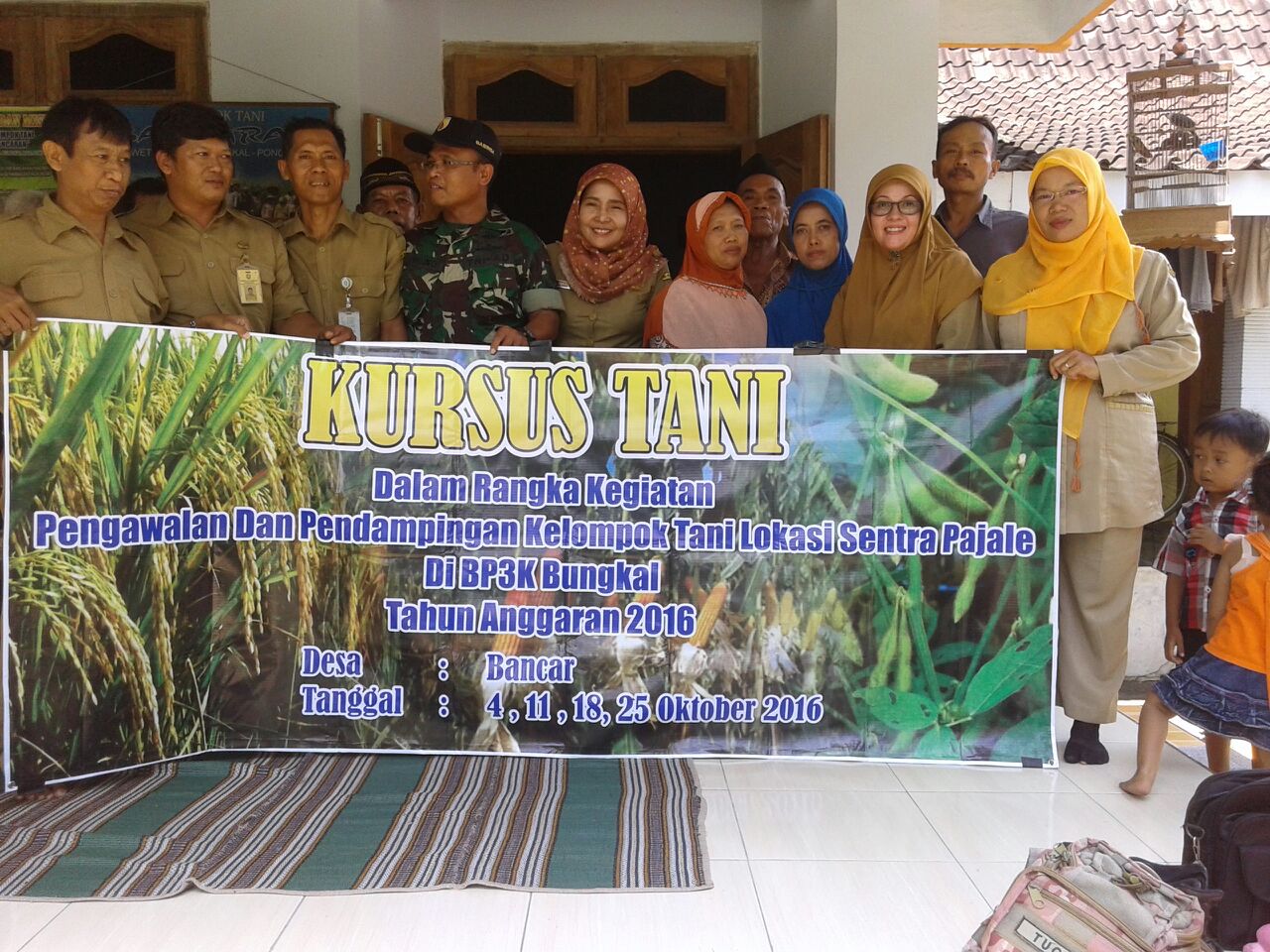 Para petani dan PPL serta Babinsa mengikuti Kursus Tani di Kelompok Tani Bancaran, Desa Bancar, Bungkal, Ponorogo. (Foto : Muh Nurcholis)