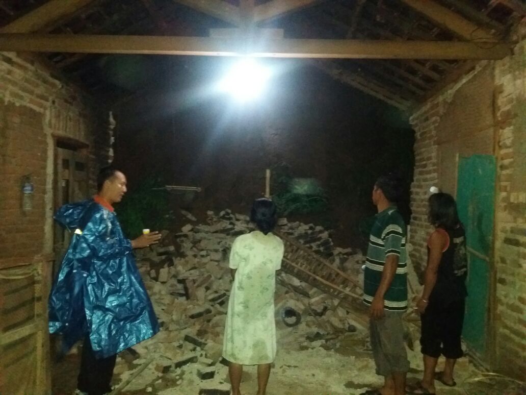 Rumah Boinem, warga Desa Senepo, Slahung, Ponorogo tersapu tanah longsor. (Foto : Muh Nurcholis)