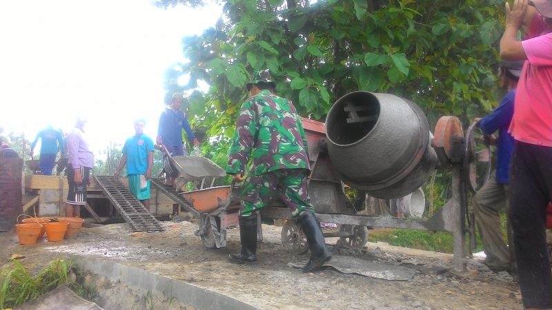 Anggota TNI dari Koramil Bungkal ikut kerja bakti bersama warga Desa Bancar. (FOTO : MUH NURCHOLIS)