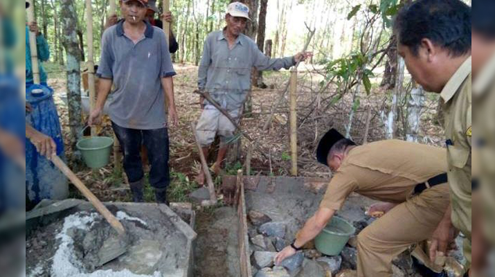 Peletakan Batu Pertama Kegiatan Pembanguan Dana Desa / Foto : Alan Gumay