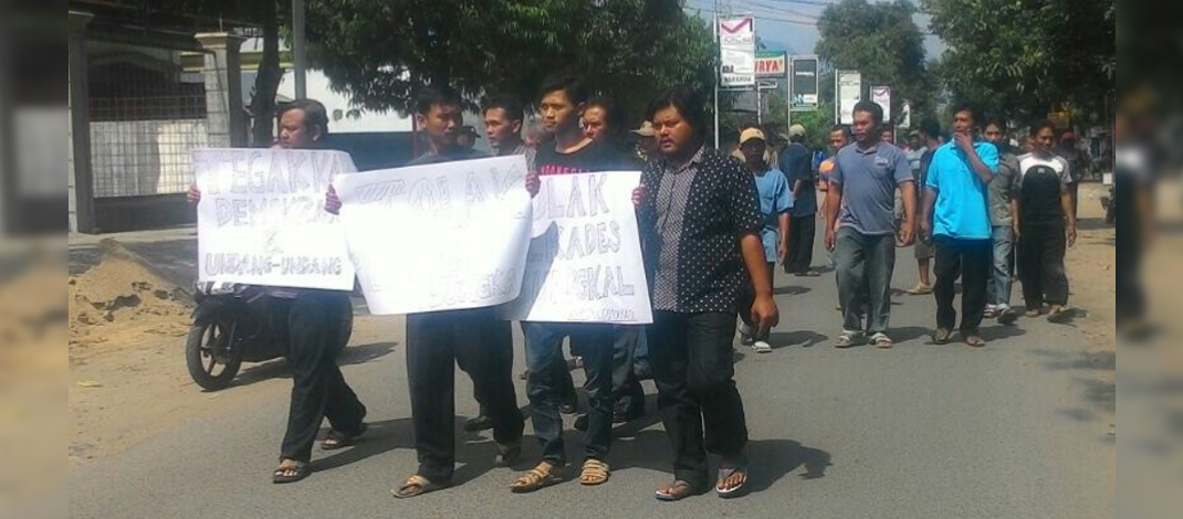 Warga Desa Bungkal, Kecamatan Bungkal, Kabupaten Ponorogo Tolak Pilkades Serentak. (FOTO : MUH NURCHOLIS)