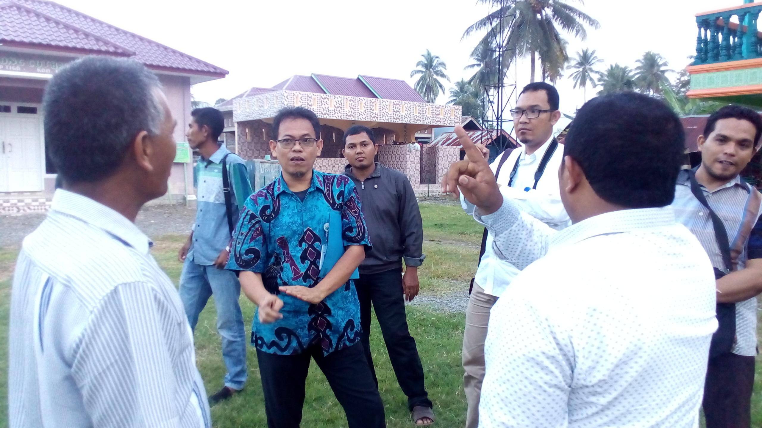 Bapak Sutardjo sedang berbincang-bincang dengan Keuchik Gampong Cot Baroh