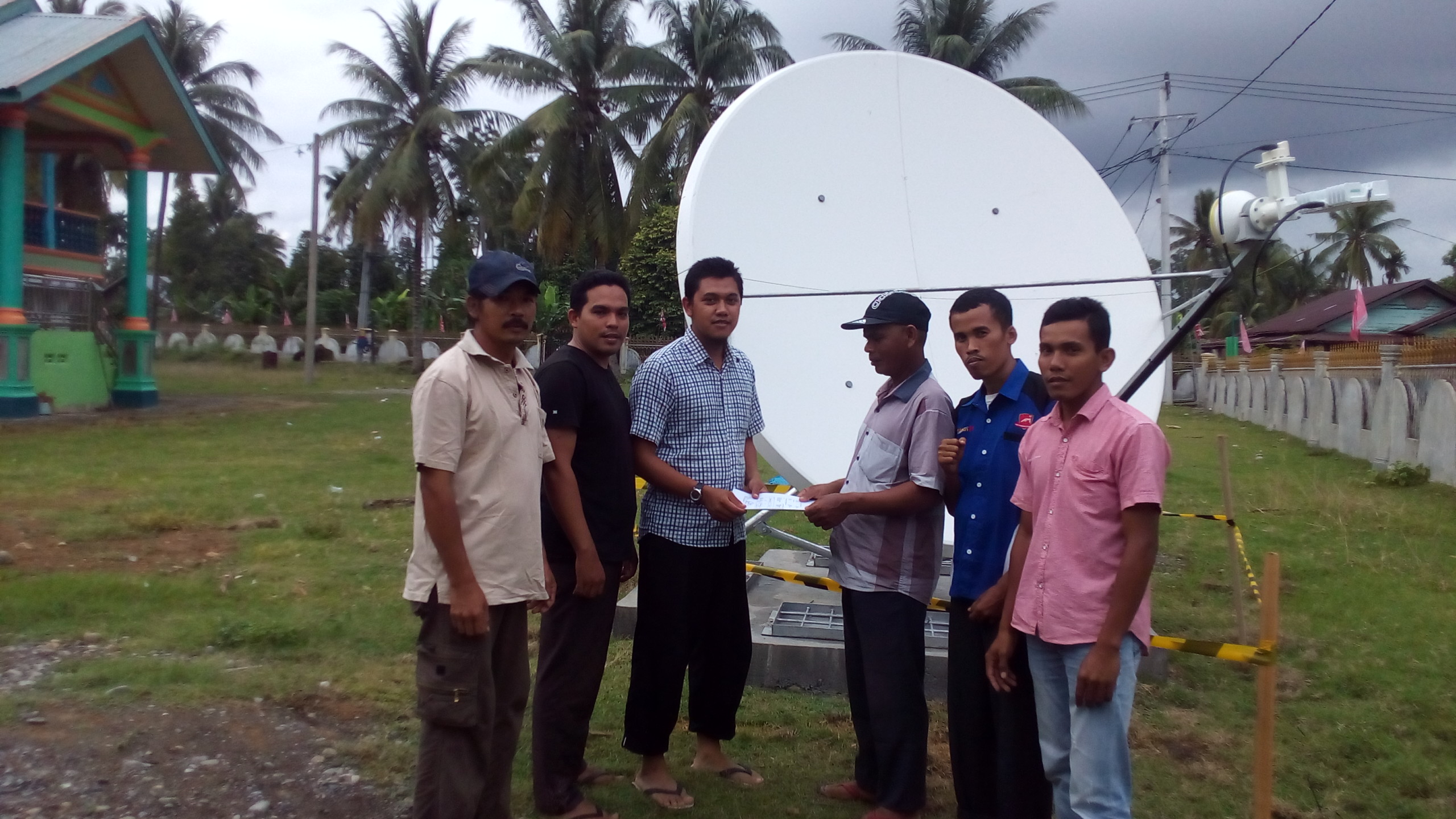 Prosesi serah terima Vsat dari konsultan pemasangan kepada gampong yang terima oleh Keuchik Gampong Cot Baroh