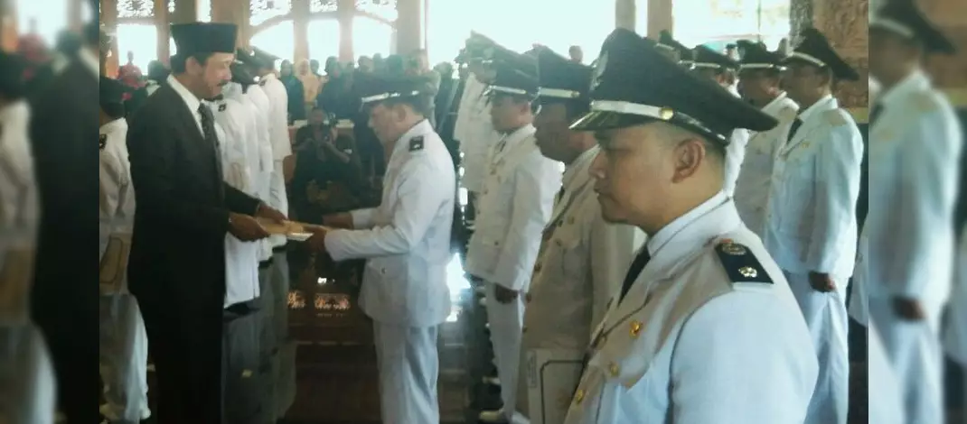 Pelantikan Kepala Desa Ponorogo Bupati Ponorogo, Ipong Muchlissoni melantik 29 Kepala Desa yang baru. (foto : Muh Nurcholis)