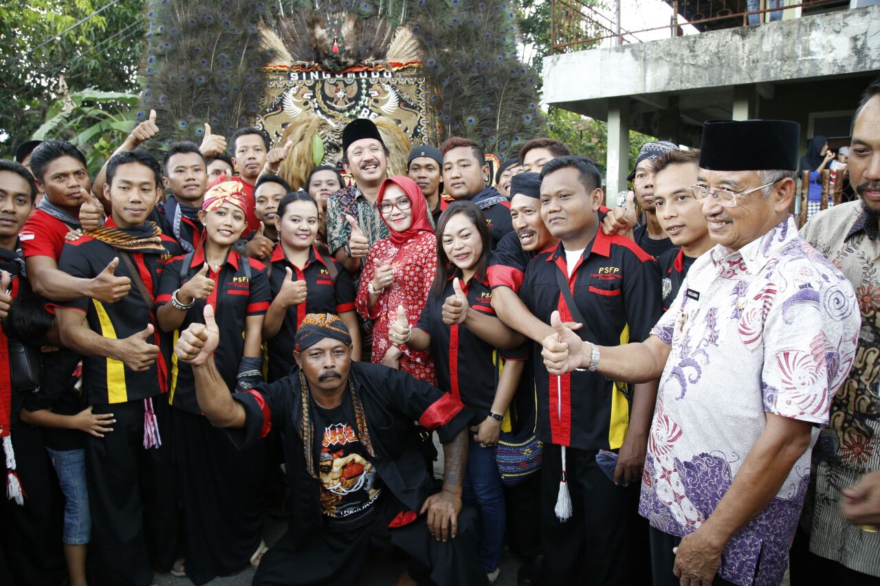 Bupati Ponorogo, Ipong bersama Wabup Soedjarno poses dengan seniman Reyog Desa Tranjang, Kecamatan Siman saat Tilik Desa (Foto : Muh Nurcholis)