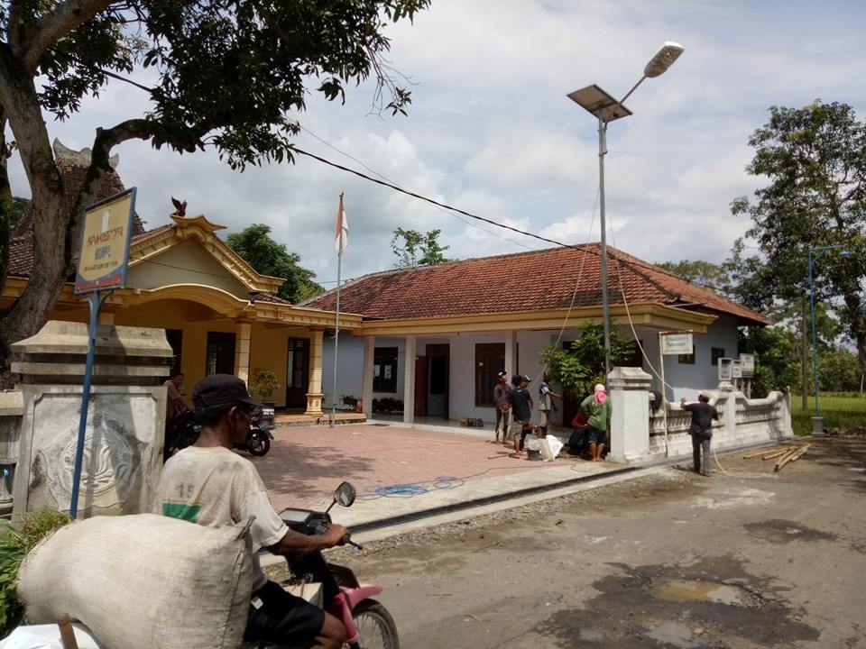 Pemasangan Lampu Tenaga Surya di Desa Ngumpul, Kecamatan Balong, Ponorogo. (FOTO : MUH NURCHOLIS)