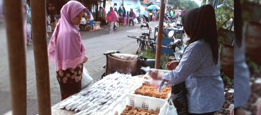 Sri Sulastri, menangkap peluang usaha di desa dengan menjual tempe-tahu di pasar kethembreng Randusari (foto : Darojat)