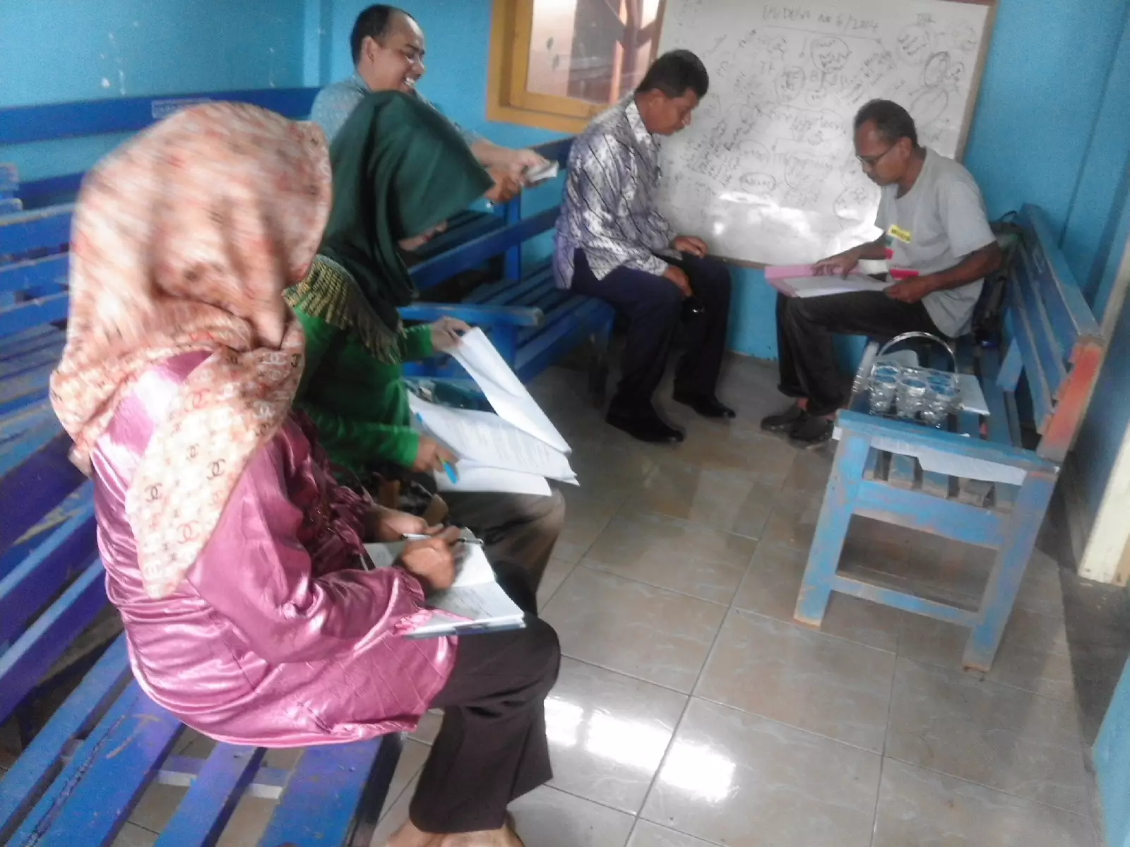 Sekretaris Desa, Koswara Nugraha memperlihatkan contoh ADART BUMDes kepada Pemateri, Pak Maman Sekretaris Desa, Koswara Nugraha memperlihatkan contoh ADART BUMDes kepada Pemateri, Pak Maman