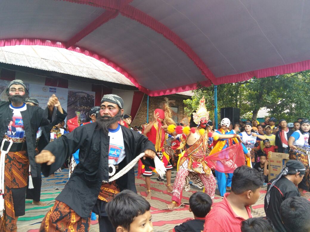 Pentas seni tradisional Desa Plunturan