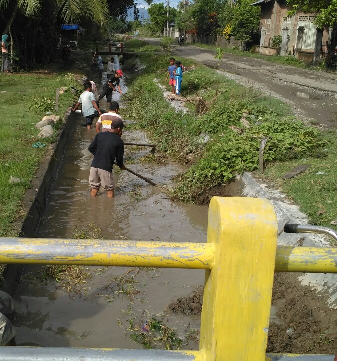 Sejumlah Warga Sedang Membersihkan Saluran Saat Gotong Royong di Pulo Panjoe