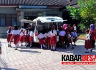 Pelajar SDN Pulosari Nikmati Layanan Perpustakaan Keliling 2017-08-08 13.15.23