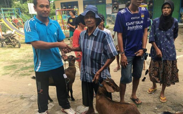 Tingkatkan Kesejahteraan Warga, Desa Sumberjo beri Bantuan Kambing