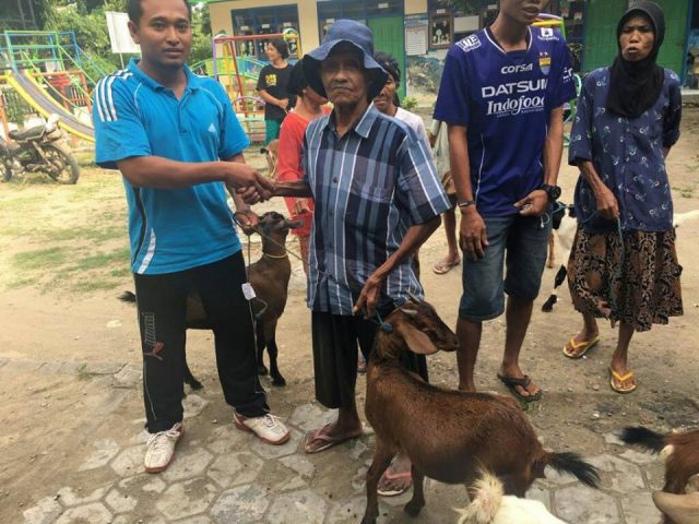 Tingkatkan Kesejahteraan Warga, Desa Sumberjo beri Bantuan Kambing