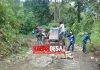 Gotong Royong Perbaiki Jalan Rusak