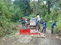 Warga dan Swasta Gotong Royong Perbaiki Jalan Rusak yang Melintasi Desa Singapure Gotong Royong Perbaiki Jalan Rusak