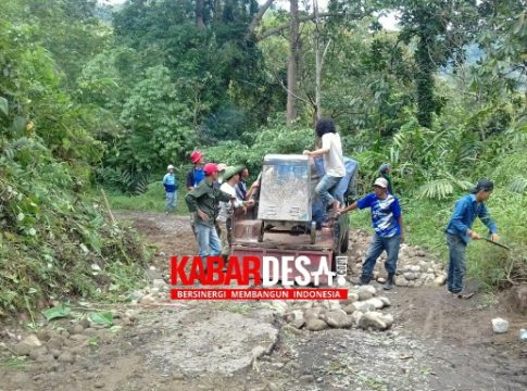 Gotong Royong Perbaiki Jalan Rusak