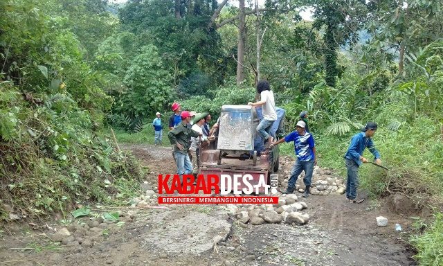 Gotong Royong Perbaiki Jalan Rusak