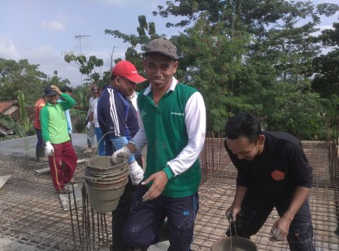 Ngecor Lantai Dua Gedung Sekolah