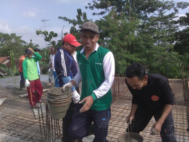 Ngecor Lantai Dua Gedung Sekolah