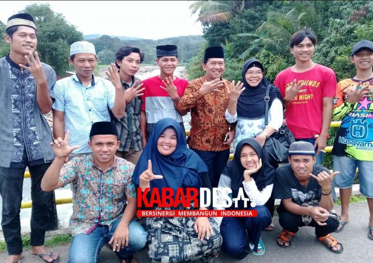 Tokoh Masyarakat Berfoto Bersama Karang Taruna (Foto : Alam Gumay | Kabardesa.com)