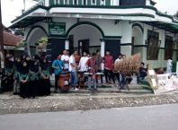 Ngabuburit Versi Kharisma Community Dengan Berbagi Takjil Gratis Pemuda dan pemudi Darmakradenan